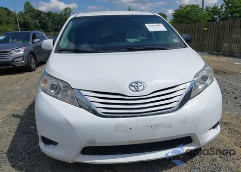 2017 Toyota Sienna Le 8 Passenger z USA, uszkodzony, nr VIN 5TDKZ3DC5HS826355